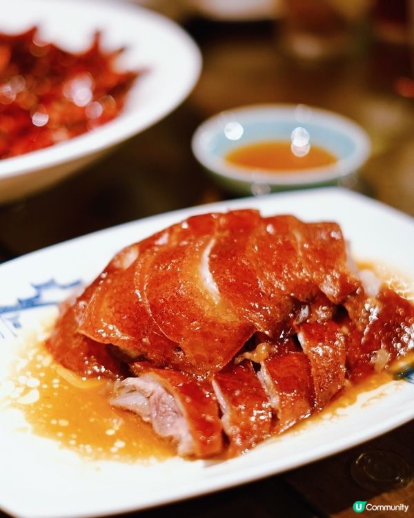 古色古香號裝潢，中式亭台的屋頂、木雕門窗，室內栩栩如生的三米...