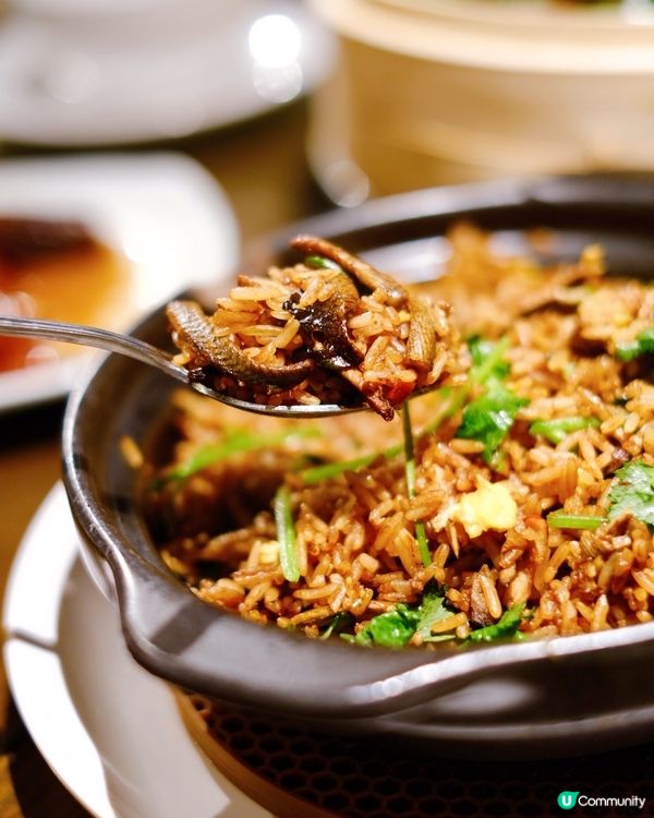 古色古香號裝潢，中式亭台的屋頂、木雕門窗，室內栩栩如生的三米...