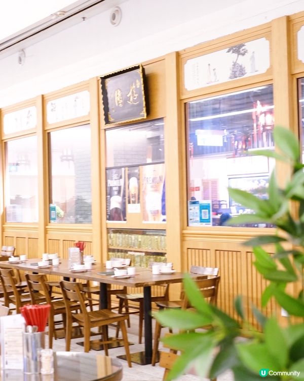 古色古香號裝潢，中式亭台的屋頂、木雕門窗，室內栩栩如生的三米...