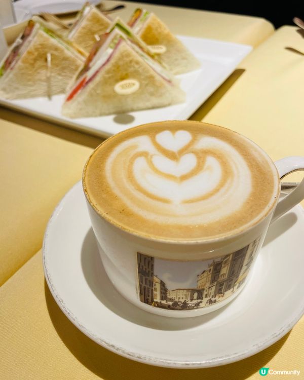 是日下午茶，傳統品牌咖啡店。一份公司三文治配上拿鐵一杯。