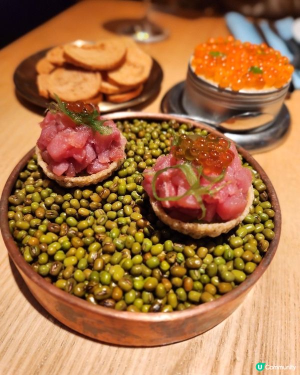 位於中環歌賦街的Chueca食西班牙菜，一直都比佢藍白色外牆...