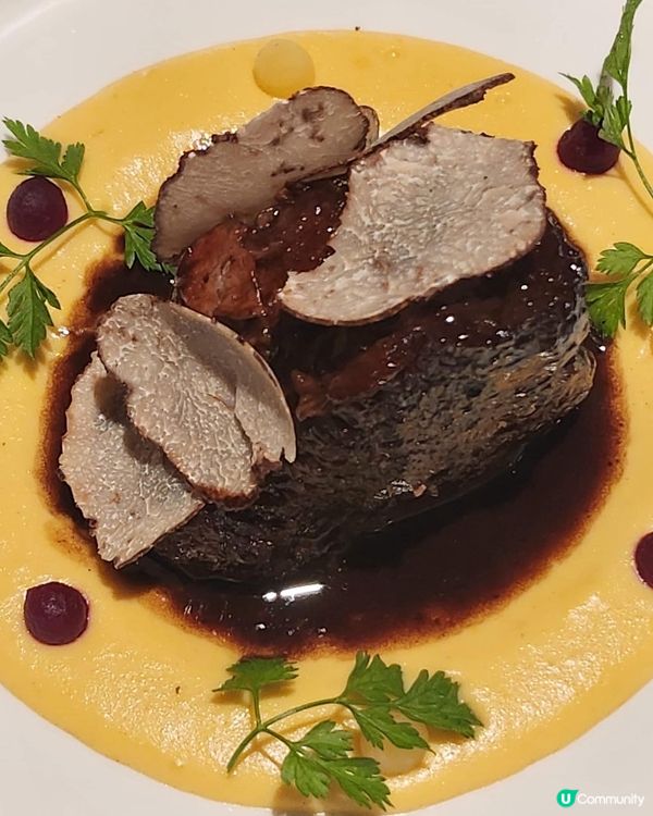 位於中環歌賦街的Chueca食西班牙菜，一直都比佢藍白色外牆...