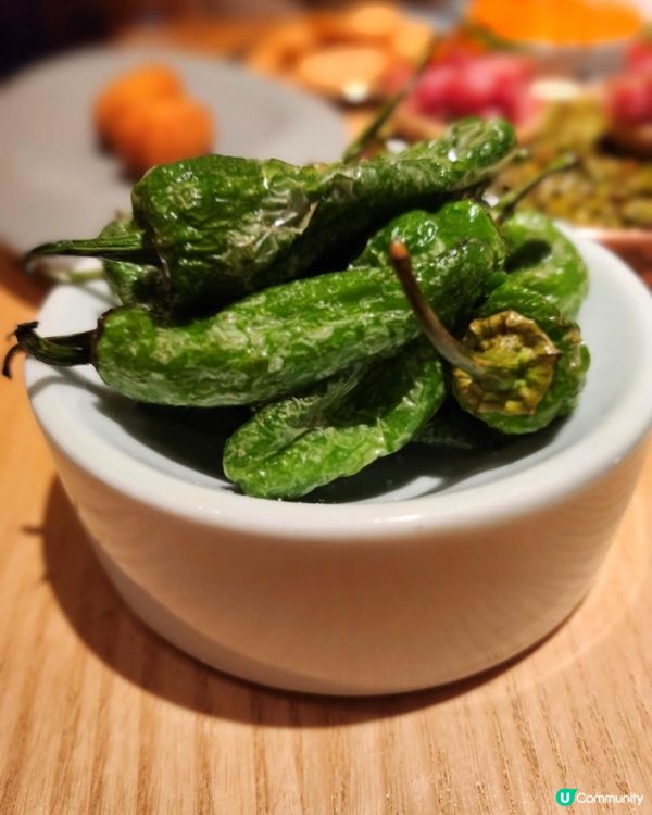 位於中環歌賦街的Chueca食西班牙菜，一直都比佢藍白色外牆...