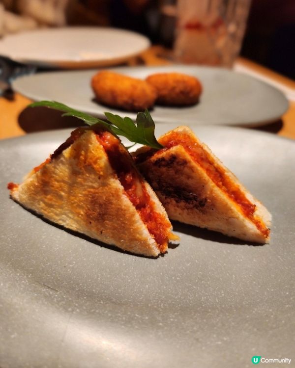 位於中環歌賦街的Chueca食西班牙菜，一直都比佢藍白色外牆...