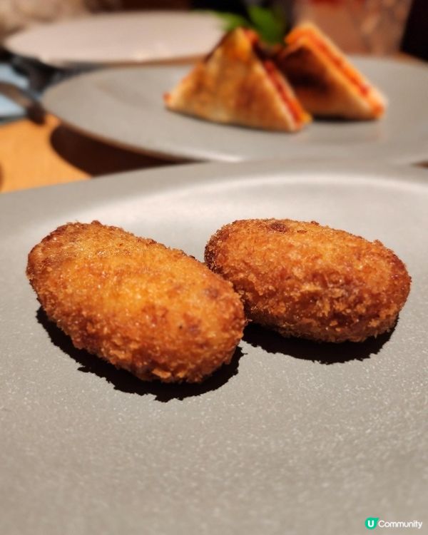 位於中環歌賦街的Chueca食西班牙菜，一直都比佢藍白色外牆...