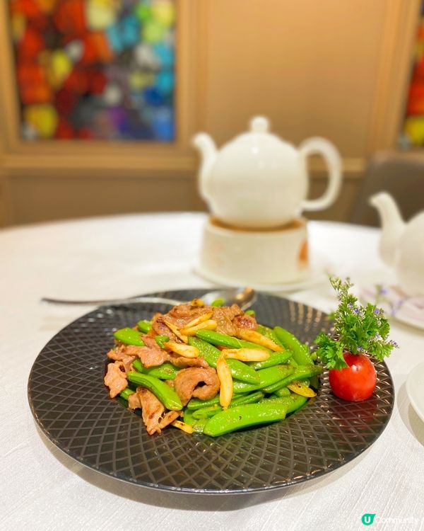 三訪銅鑼灣私房菜，位於28樓嘅餐廳，一邊面向馬場，一邊遠望海...