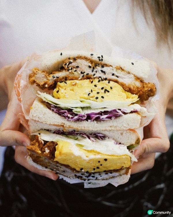 店名突出，顏色鮮明，一眼就見到，主打港式三文治🥪便當🍱，下午...