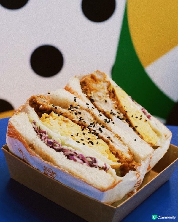 店名突出，顏色鮮明，一眼就見到，主打港式三文治🥪便當🍱，下午...