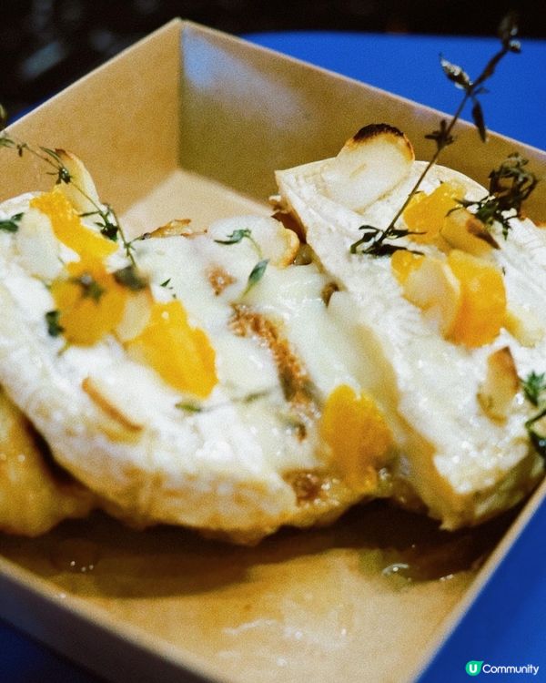 店名突出，顏色鮮明，一眼就見到，主打港式三文治🥪便當🍱，下午...