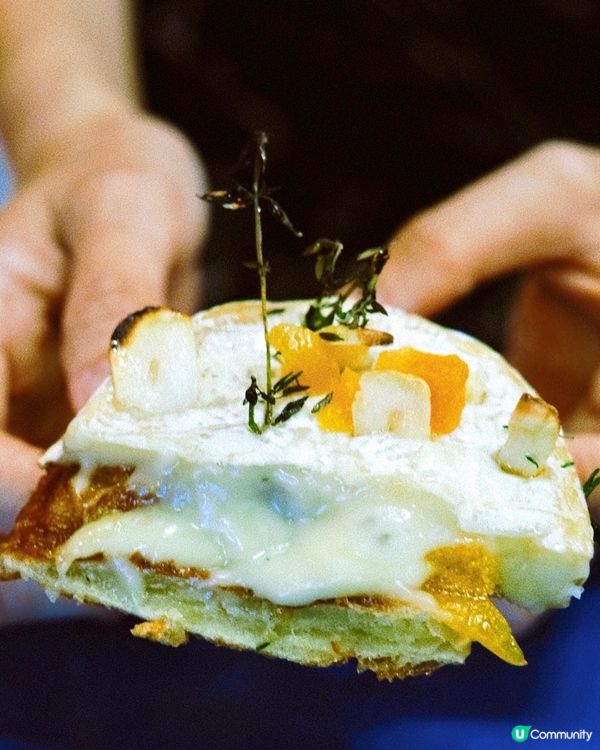 店名突出，顏色鮮明，一眼就見到，主打港式三文治🥪便當🍱，下午...