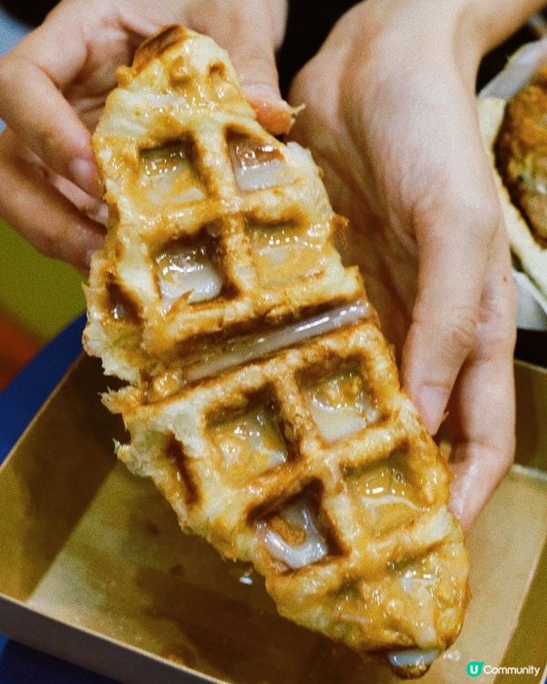 店名突出，顏色鮮明，一眼就見到，主打港式三文治🥪便當🍱，下午...