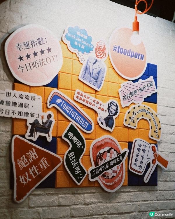 店名突出，顏色鮮明，一眼就見到，主打港式三文治🥪便當🍱，下午...