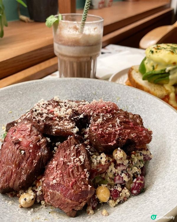 Le jardin soho 早上係間cafe，晚上變回酒吧...