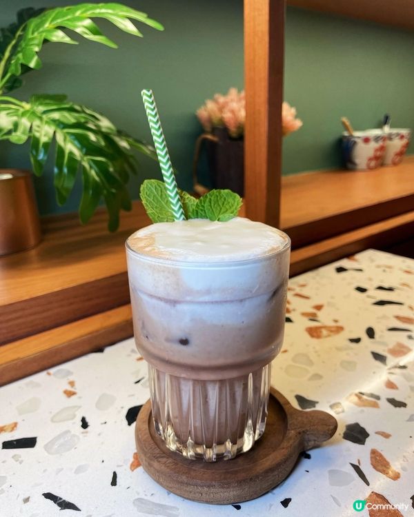 Le jardin soho 早上係間cafe，晚上變回酒吧...