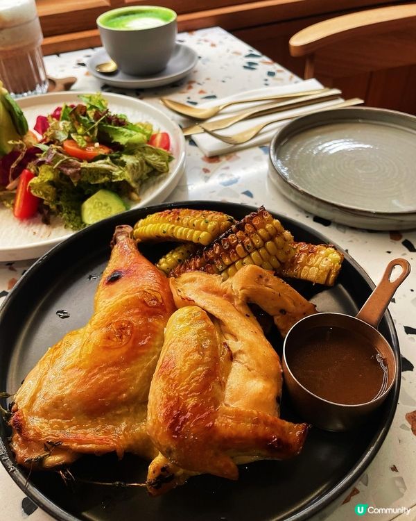 Le jardin soho 早上係間cafe，晚上變回酒吧...