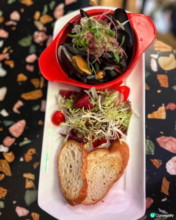 銅鑼灣金朝陽中心頂樓，新開左間集合美景美酒嘅好地方。 無論日...