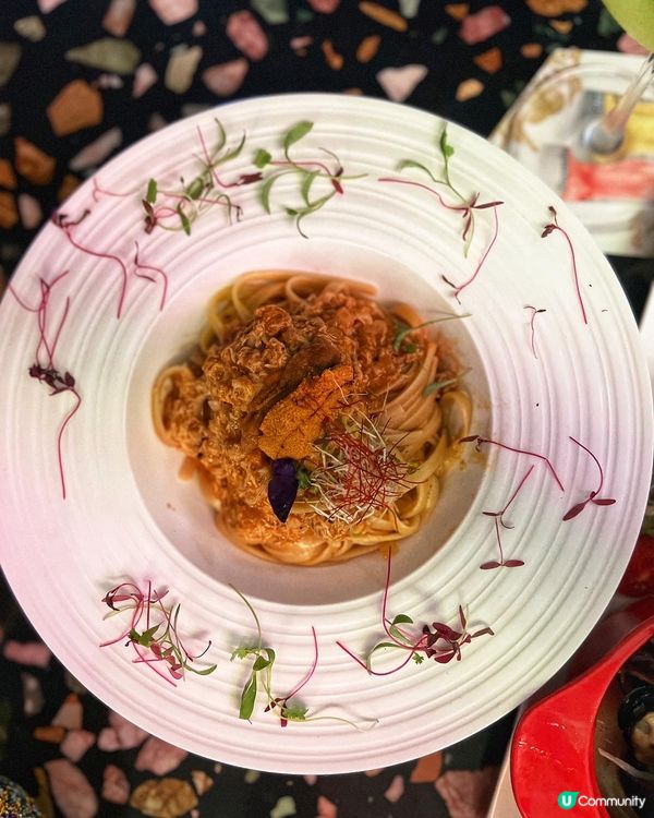 銅鑼灣金朝陽中心頂樓，新開左間集合美景美酒嘅好地方。 無論日...