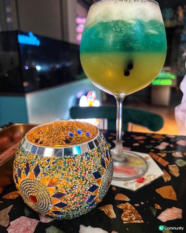 銅鑼灣金朝陽中心頂樓，新開左間集合美景美酒嘅好地方。 無論日...