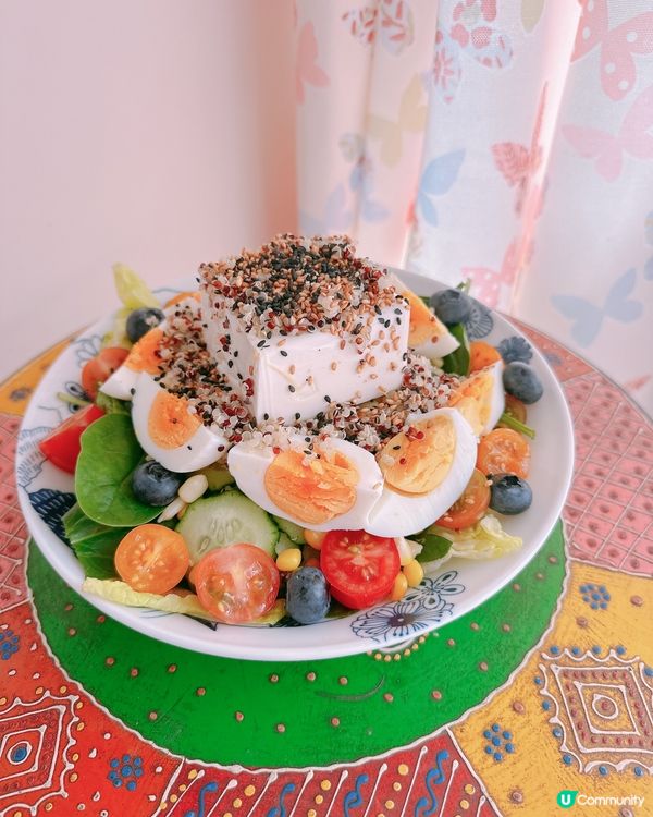 牛油果未熟，今日冇食牛油果主題的沙律，屋企有舊日本豆腐，用了...