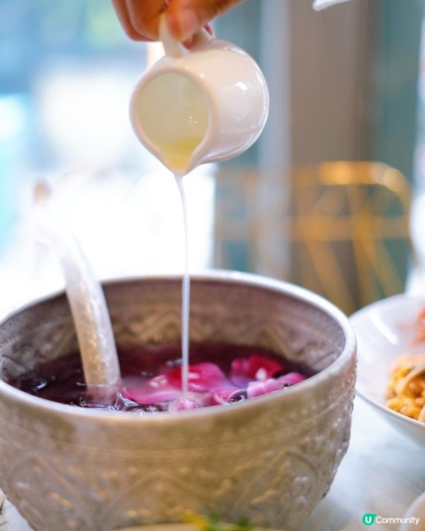 全店以植物為主，彷彿置身花園內，悠閑舒適。主打新派東南亞菜，...