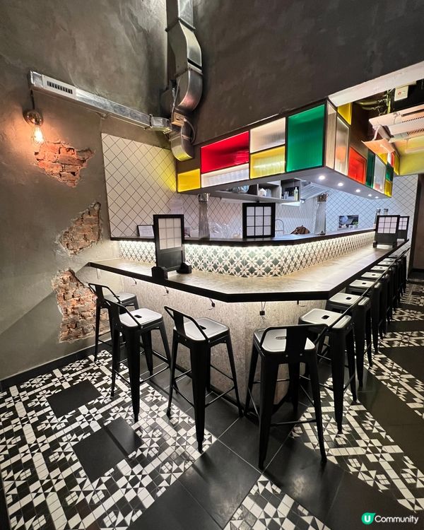 這間新開泰日Fusion餐廳，由泰藉廚師主理，下層有張長長的...