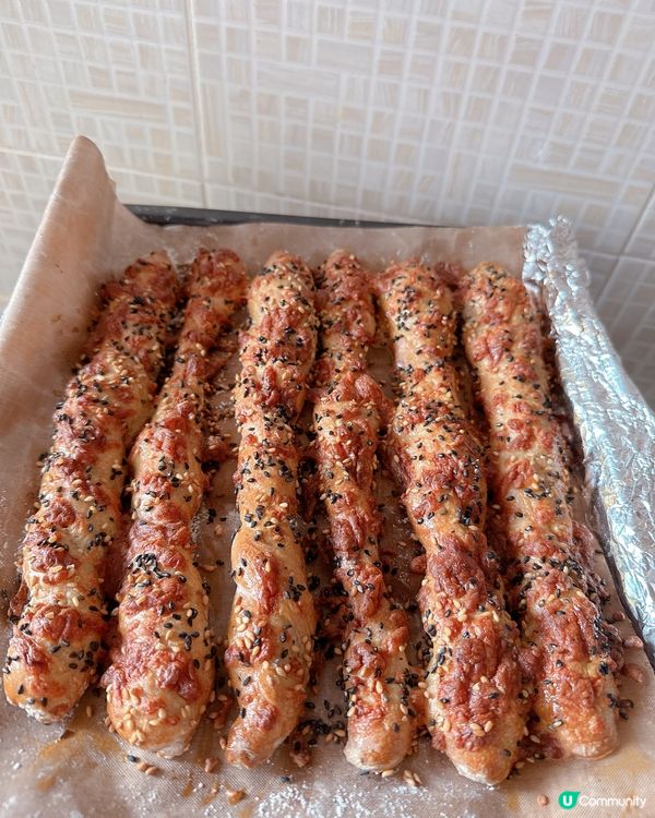 酸種芝士芝麻麵包條 x 牛油果洋蔥醬