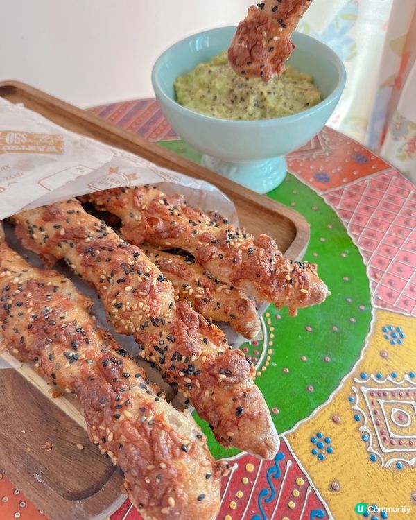 酸種芝士芝麻麵包條 x 牛油果洋蔥醬