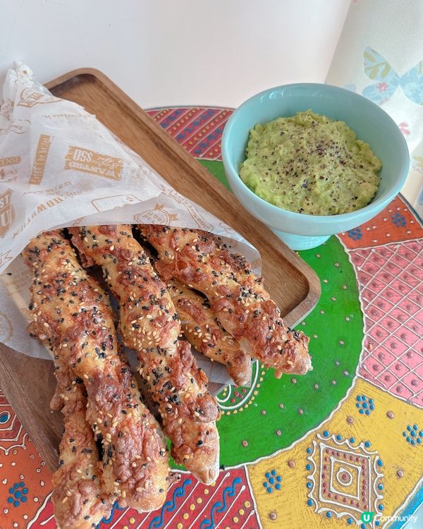 酸種芝士芝麻麵包條 x 牛油果洋蔥醬