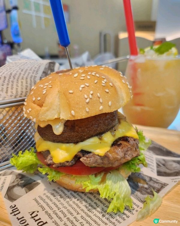 呢間漢堡店色彩繽紛的装修很吸引，充滿童話感覺，一眼就比彩虹吸...