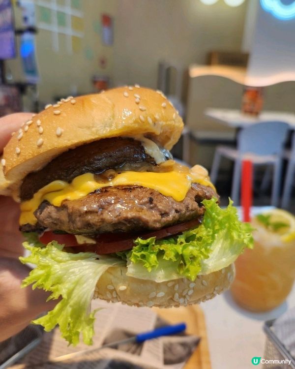 呢間漢堡店色彩繽紛的装修很吸引，充滿童話感覺，一眼就比彩虹吸...