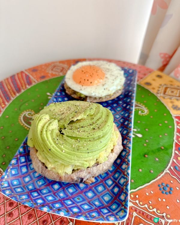 天氣凍咗好多，煎個太陽蛋配牛油果🥑洋蔥🧅醬夾Bagel 暖下...