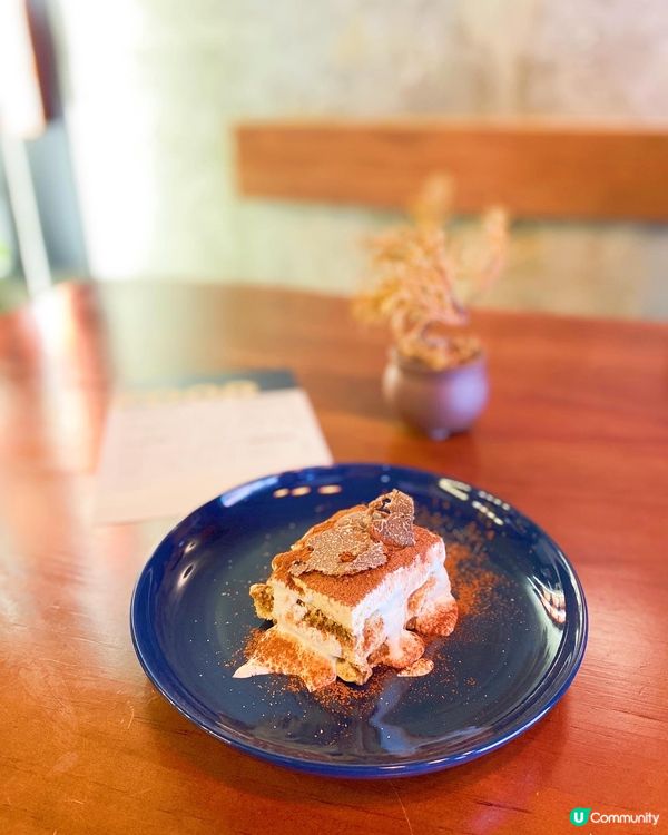 放假當然要去café休息吓，唔知點解感覺relax好多，呢到...