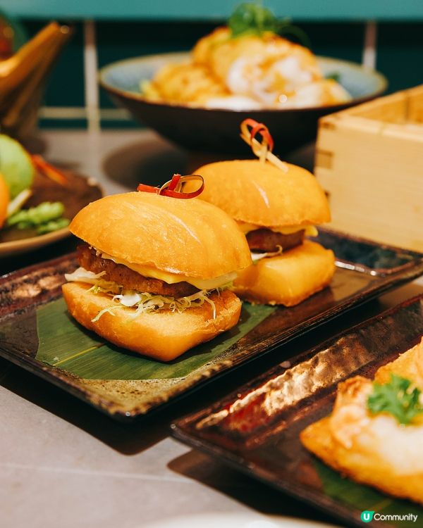 觀塘新開的「龍點心」主打新派Fushion點心，裝修以橙綠為...