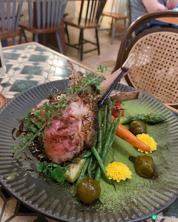 為朋友慶生，來了這餐廳，氛圍就是有些詭秘感 ，挺不錯 ，食物...