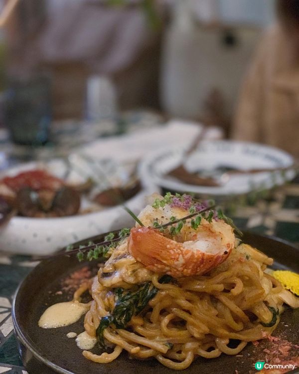 為朋友慶生，來了這餐廳，氛圍就是有些詭秘感 ，挺不錯 ，食物...