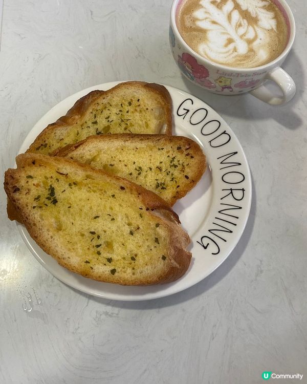 蒜蓉包配上一配靚既咖啡，夠曬賞心悅目~ 唔通我要再食蒜蓉包先...