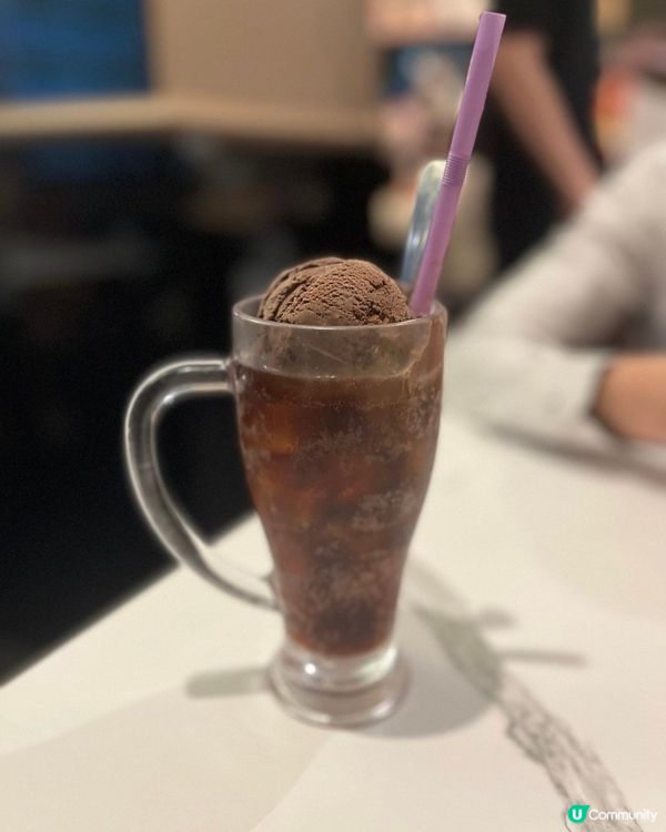 嘢飲我揀咗審判，即係橙汁加雲呢拿雪糕，朋友揀咗死神，即係黑牛...