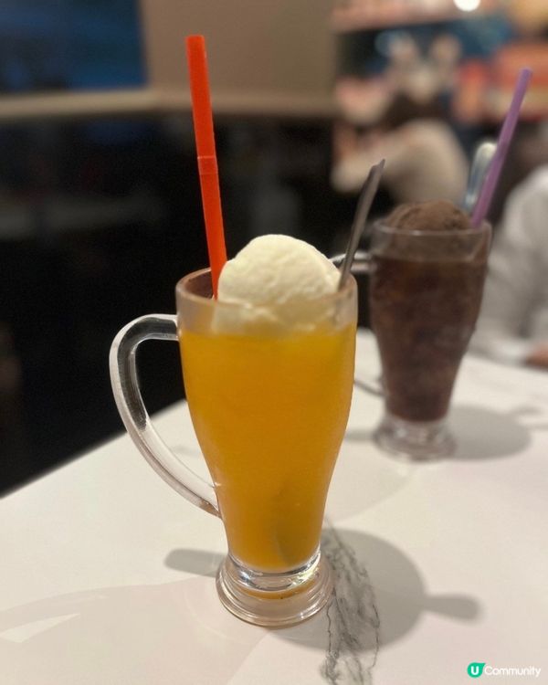 嘢飲我揀咗審判，即係橙汁加雲呢拿雪糕，朋友揀咗死神，即係黑牛...