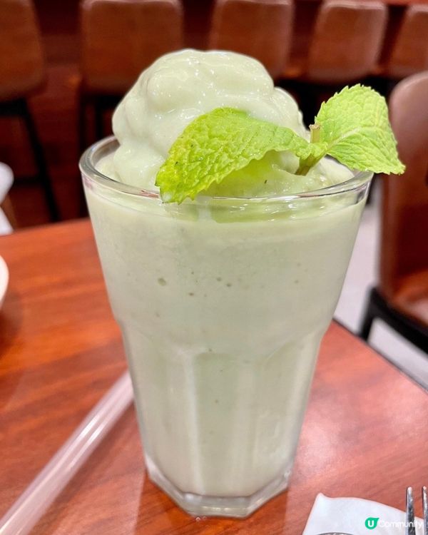 冷泡熱情果烏龍茶，蜜糖牛油果沙冰。前者飲落幾舒服，唔會太重熱...