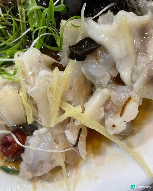 清蒸斑頭腩，火候控制得十足，魚肉好滑好嫩，龍躉的魚皮好爽口，...