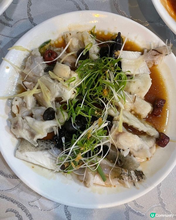 清蒸斑頭腩，火候控制得十足，魚肉好滑好嫩，龍躉的魚皮好爽口，...