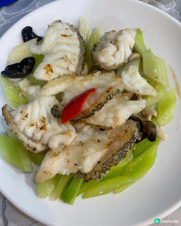 翡翠炒斑球，好有鑊氣，配西芹，黑木耳和雜菌一齊炒，魚肉幾爽口...