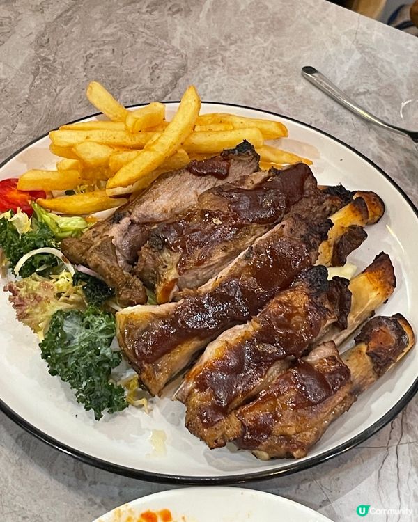 生日飯同屋企人係元朗呢間西餐廳食飯 牛扒豬肋骨千層面都好正🤤...