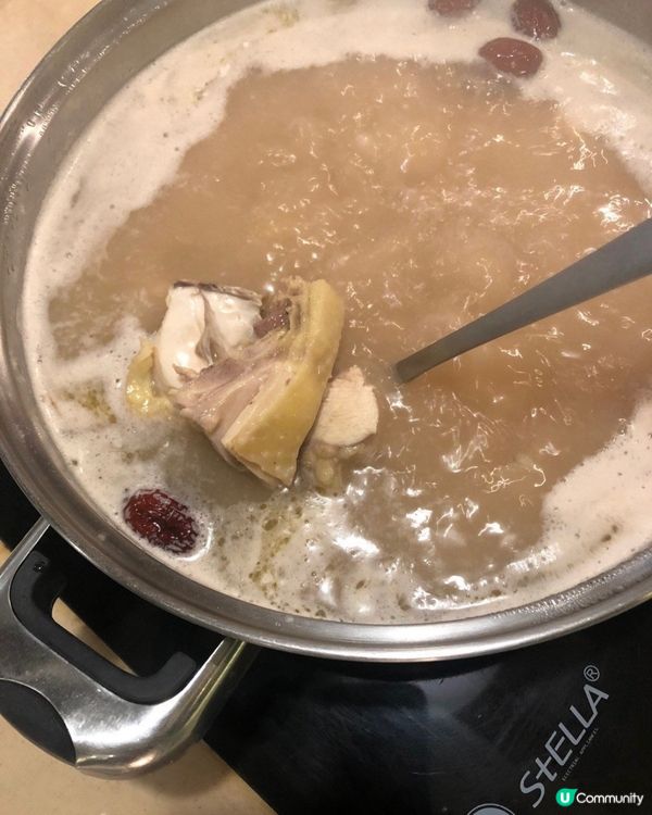 由於近排天氣乾燥所以我們選擇了海底椰青雞湯鍋，底除了海底椰還...