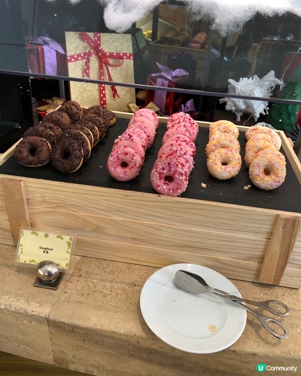 愉景灣酒店入面嘅早餐，會有一個小小嘅甜品區，入面都要有唔同款...