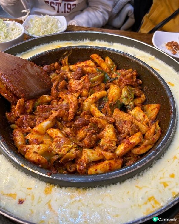 韓國最出名嘅辣炒雞，加埋芝士真係超級好食，食完之後仲可以用食...