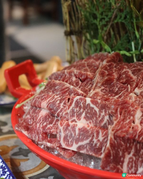 以宮庭式装修既特色火鍋店 ！