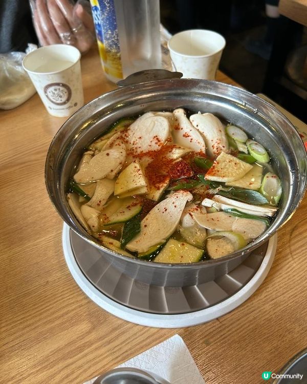 呢個韓國年糕湯，超級特別，店主會比一個麵團你，然之後你自己一...