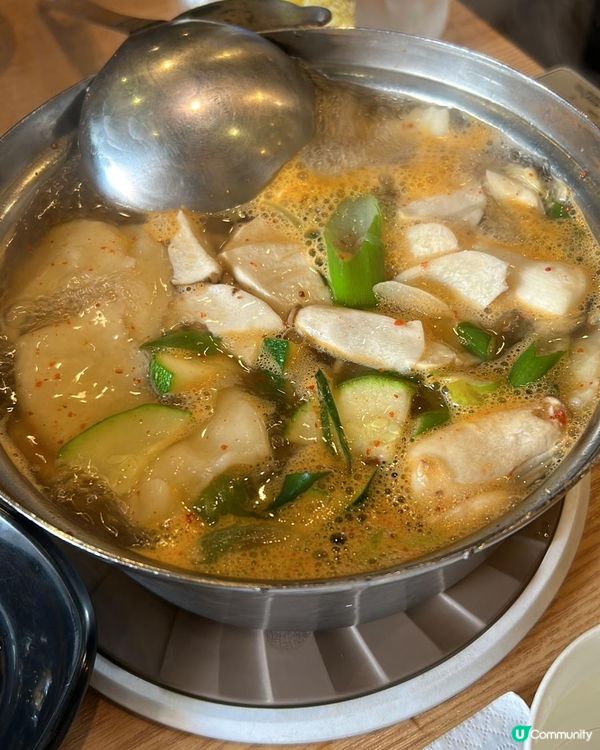 呢個韓國年糕湯，超級特別，店主會比一個麵團你，然之後你自己一...