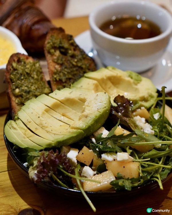 很少成隻牛油果，好飽呀！酸種麵包抹上橄欖油、自家製青醬，沙律...